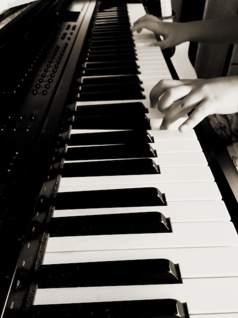 Photo les mains d'une fille jouant du piano