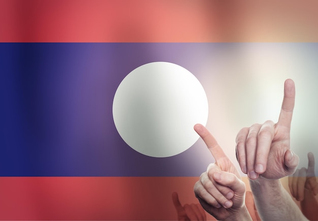 Mains sur le fond du concept de liberté du drapeau du Laos