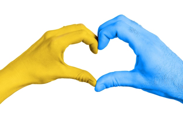 Mains formant un coeur aux couleurs du drapeau national de l'Ukraine isolé sur fond blanc avec un tracé de détourage