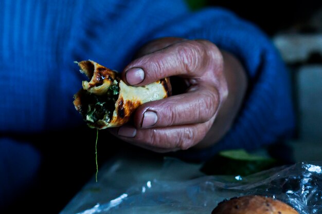 Mains de grand-mère tenant une crêpe