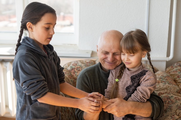 Mains de grand-père et petite-fille avec prière