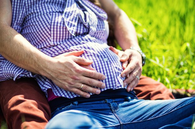 Mains de grossesse étreignant le ventre enceinte