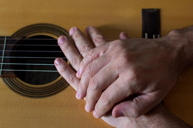 Les mains sur une guitare classique