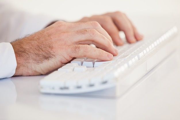 Mains d&#39;homme d&#39;affaires en tapant sur le clavier