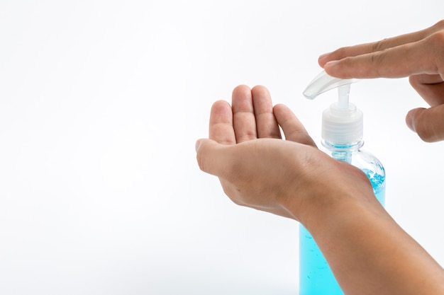 Mains d'homme appliquant un gel désinfectant pour les mains à l'alcool pour empêcher la propagation des bactéries virales et des germes