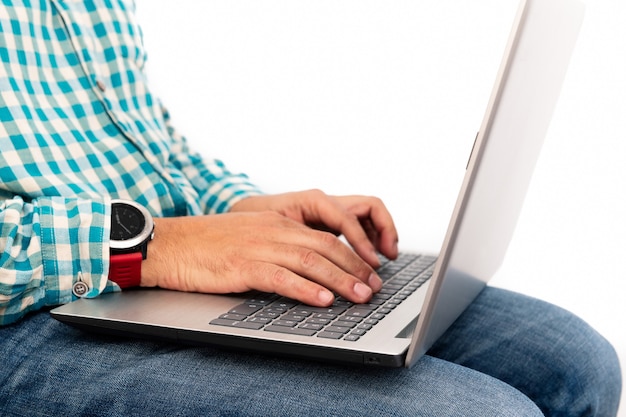 Mains d'un homme tapant sur un clavier d'ordinateur