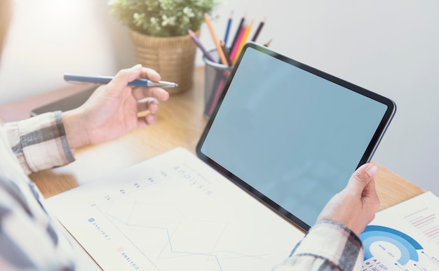 Mains d'hommes d'affaires à l'aide d'une tablette informatique avec écran vide. Maquette du moniteur de l'ordinateur tablette. Copiez l'espace prêt pour la conception ou le texte.