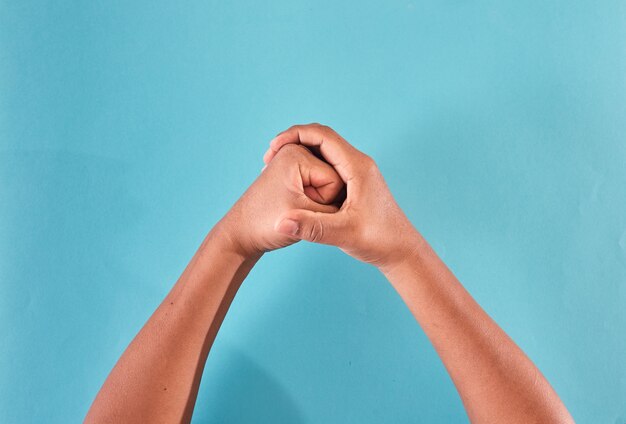 Les Mains Des Hommes Avec Des Gants En Latex Joignant Les Poings.