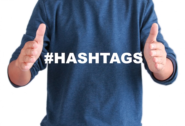 Les mains des hommes avec des hashtags de texte