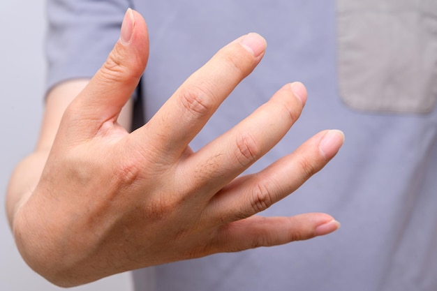 Photo mains d'hommes souffrant de douleurs articulaires au doigt causes de la polyarthrite rhumatoïde goutte soins de santé et concept médical