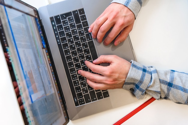 Les Mains Des Hommes En Tapant Sur Un Clavier D'ordinateur Portable Un Concept D'entreprise De Travail Au Bureau