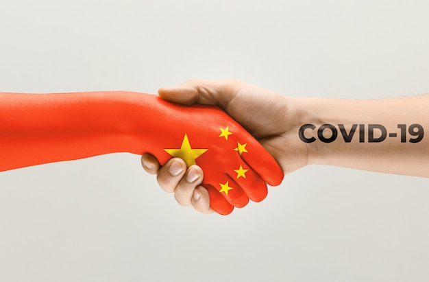 Mains humaines colorées dans le drapeau de la Chine et concept de coronavirus de propagation du virus