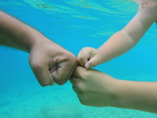 Mains humaines dans l'eau