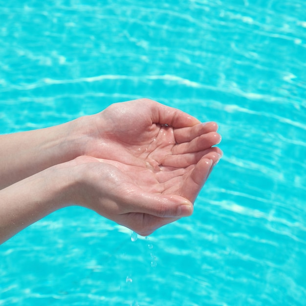 Des mains humaines avec de l'eau claire