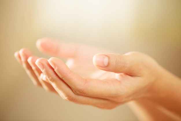 Les mains humaines ouvrent la paume vers le haut du culte Prier avec foi et croyance en Dieu d'un appel au ciel. Concept Religion et spiritualité avec croyance Pouvoir d'espoir ou d'amour et de dévotion. ton de remplissage vintage.