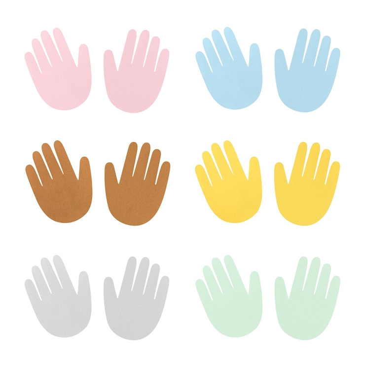 Photo les mains humaines sont des objets en papier transparents.