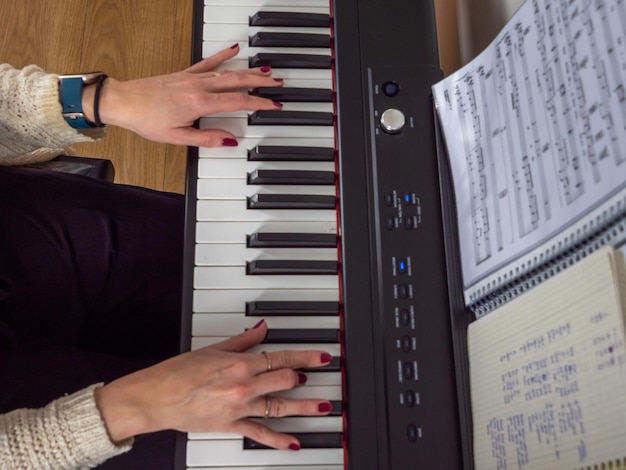 Photo mains de jeune femme jouant du piano