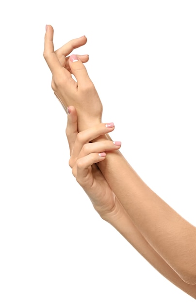 Mains de jeune femme avec une peau saine adoucie par une crème à effet hydratant sur fond blanc