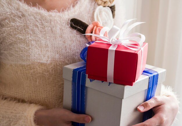 Mains de jeune femme tenant une boîte-cadeau