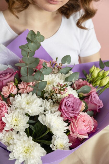 Les mains de la jeune fille très mignonne tiennent un beau bouquet de fleurs Concept du printemps été