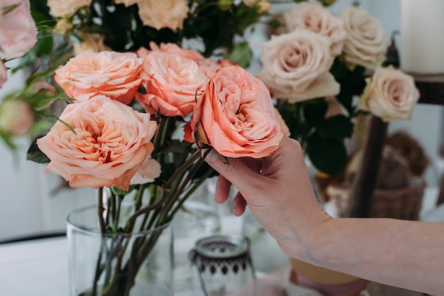 Mains d'un jeune fleuriste créant un bouquet