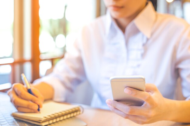 Les mains d&#39;un jeune homme d&#39;affaires tenant un téléphone