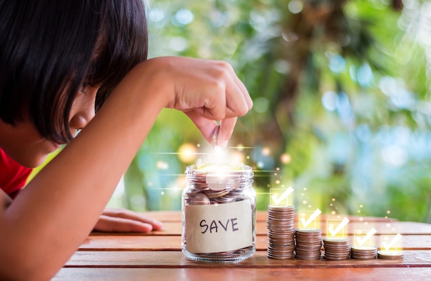 Mains de jeunes filles asiatiques économisant de l'argent dans les escaliers Apprenez à économiser de l'argent utilisez le concept d'épargne