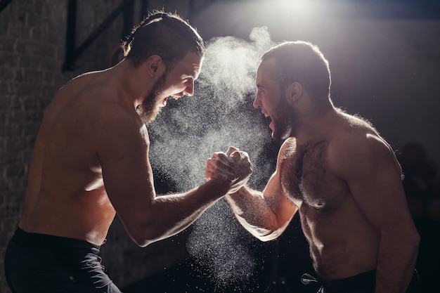 Les mains jointes. équipe de fitness après l'entraînement