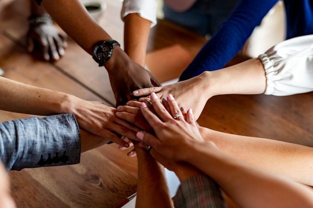 Les Mains Jointes Sur La Table En Bois