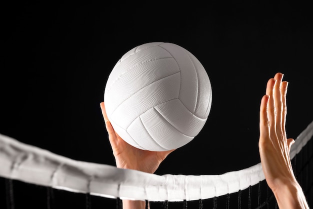 Photo mains jouant au volley-ball