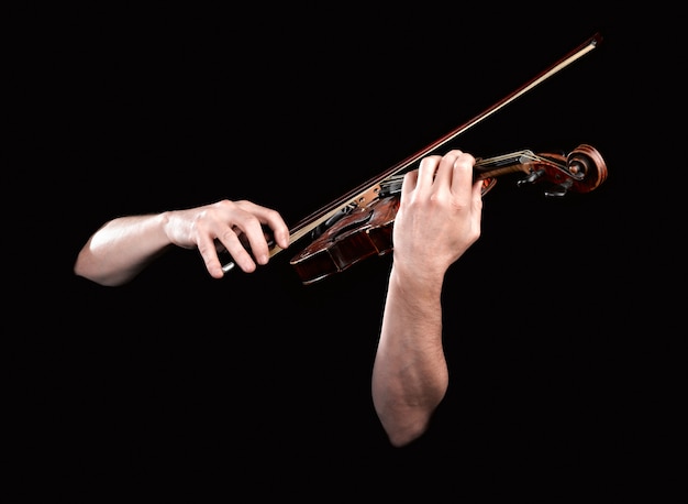 Mains jouant du violon en bois