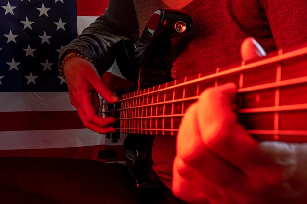 mains jouant de la guitare électrique avec un feu rouge