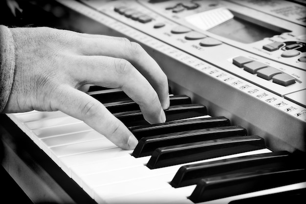 Photo mains d'un joueur de piano