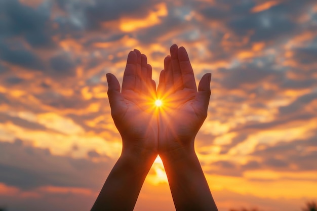 Les mains levées en adoration du ciel au coucher du soleil Concept de foi chrétienne