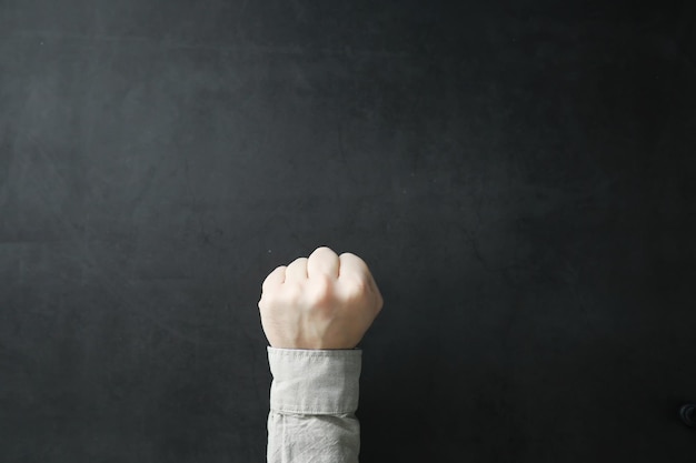 Mains mâles sur fond gris Gestes des doigts Gesticuler avec les mains