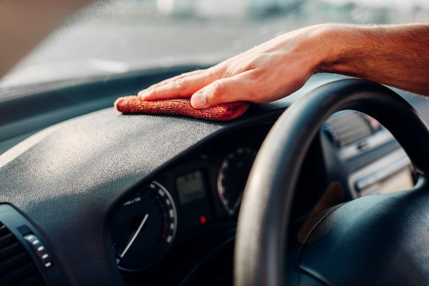 Mains mâles nettoie auto, polissage du tableau de bord de voiture