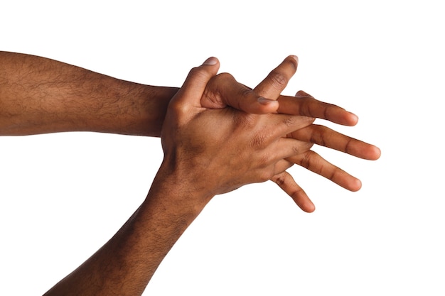 Photo mains mâles noires montrant le concept de protection, isolés sur fond blanc