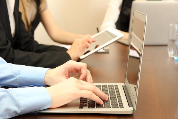 Mains mâles avec ordinateur portable sur fond de bureau