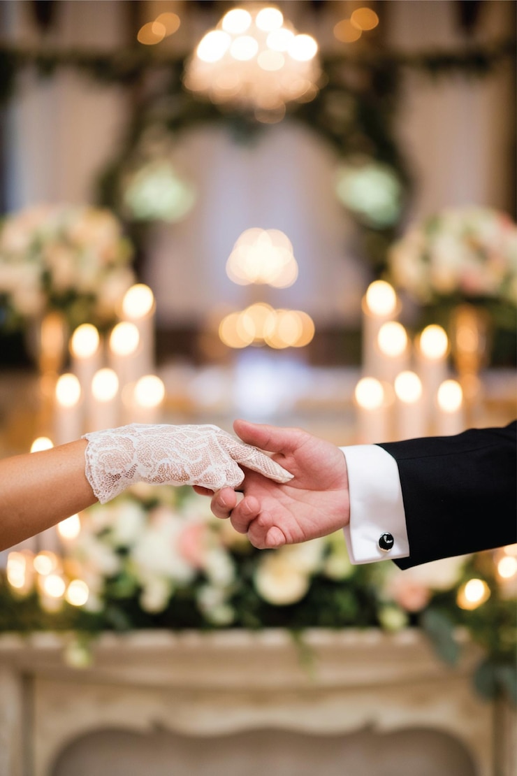 Photo les mains de la mariée et du marié
