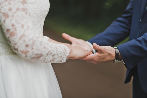 Les mains de la mariée entre les mains du marié 2608