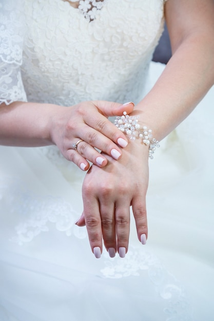 Les Mains De La Mariée Se Sont Croisées Sur Une Robe De Mariée Blanche