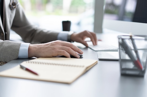 Mains masculines ou employé de bureau d'hommes tapant sur le clavier.