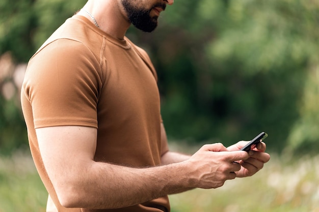 Mains masculines fortes avec un téléphone