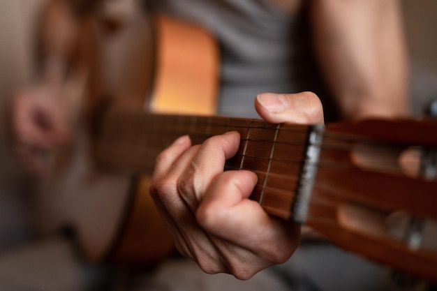 Les mains masculines d'un homme âgé de race blanche tenant et jouant de la guitare classique se bouchent à la maison des guitaristes sans visage non professionnels jouent de la musique amateur passe-temps et loisirs domestiques