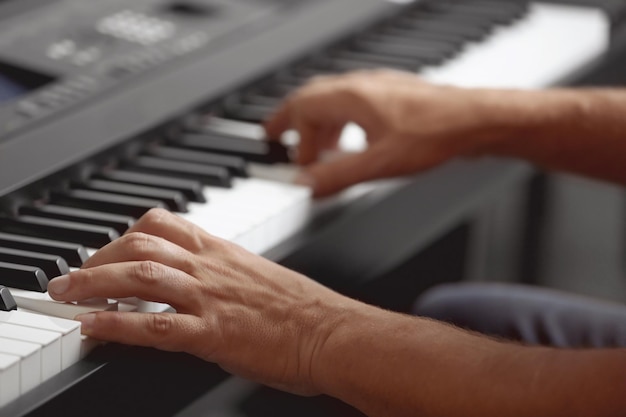 Mains masculines jouant sur le synthétiseur