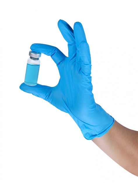 Mains d&#39;un médecin portant des gants en latex bleu avec un échantillon de liquide