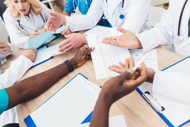 Photo mains de médecins de différentes races.