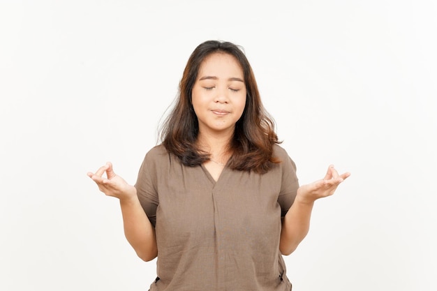 Mains de méditation de belle femme asiatique isolée sur fond blanc