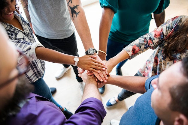 Les mains des membres de l'équipe toutes au centre