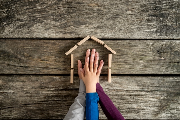 Mains d'une mère, d'un père et d'un fils